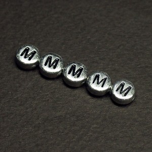 메탈릭납작라운드이니셜 7mm(M) - 1개